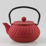 Théière en fonte décorée de reliefs dorés, 700ml