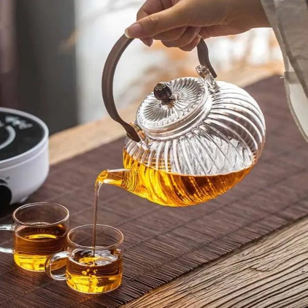 Théière en verre avec anse en bois, style moderne
