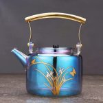 Théière en verre coloré avec motifs de papillons