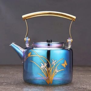 Théière en verre coloré avec motifs de papillons