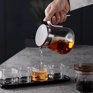 Théière contemporaine en verre pour thé