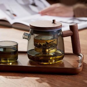 Théière en verre avec infuseur à bouton pratique