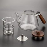 Théière élégante en verre, idéale pour infuser le thé