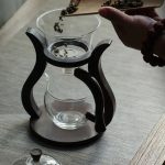 Théière design en verre avec finition en bois