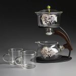 Design unique de cerisiers sur une théière en verre