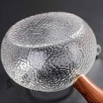 Théière avec design en verre et bois