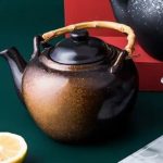 Théière marron en céramique avec motif bambou