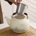 Théière decorative en céramique avec oiseaux et montagnes
