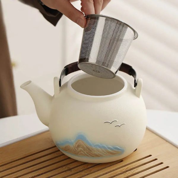 Théière decorative en céramique avec oiseaux et montagnes