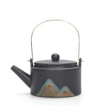 Céramique japonaise élégante avec motifs de montagnes