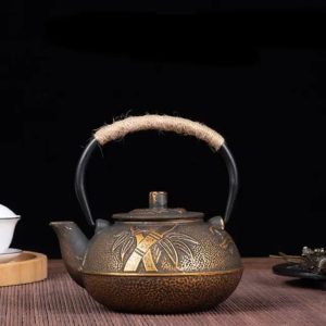 Théière en fonte dorée avec motif de bambous