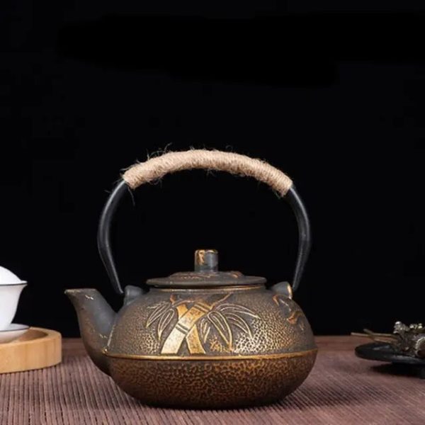 Théière en fonte dorée avec motif de bambous