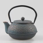 Théière Japonaise en Fonte 600ml avec motifs fleurs en relief