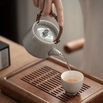 Théière grise en porcelaine pour infusion délicate