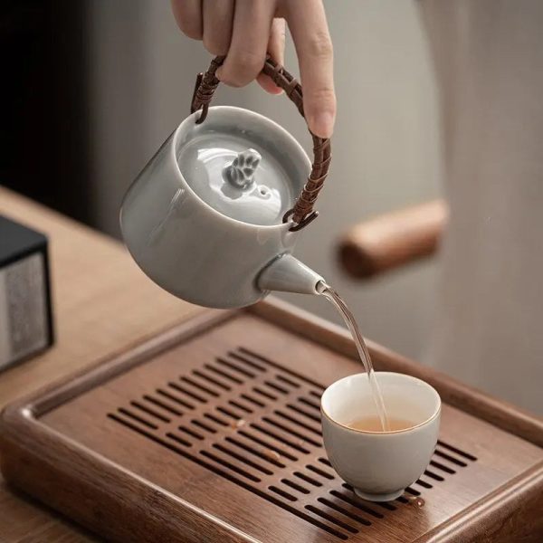 Théière grise en porcelaine pour infusion délicate