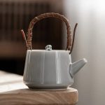 Théière élégante en porcelaine grise pour thé