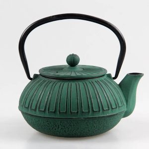 Théière japonaise élégante, design rectangulaire en fonte
