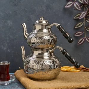 Théière en cuivre argentée à double étage